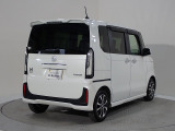 プライバシーガラスが装備されています。外を見るときには気にならずに、後方車両からは車内が見えにくい設計です、周りを気にせず、快適に運転できますよ。
