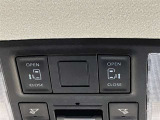 納車前にご案内しますボディーコーティングを施工する事をお勧めします。理由1納車時ピカピカ、2洗車も楽々だし雨で多少の汚れも無くなります、3運転してて気持ちがよいetc.