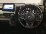 【ハンドル】運転にかかわる様々な操作を安全に行えるように視点移動が少なく操作性に配慮されたスイッチ類が凝縮されたコックピットです。