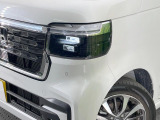 【LEDヘッドライト】悪天候や夜間走行時も良好な視界を確保し安心して運転できる高輝度LEDヘッドライトを装備!点灯速度が早く、消費電力も抑えられています。