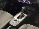 シンプルでとても使いやすいフロアシフトに、パーキングブレーキは電子制御パーキングブレーキです。