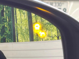 【後方車輛検知】走行中、ドアミラーの死角になりやすい箇所に後続車が接近するとサイドミラー付近に警告を表示、ドライバーに注意喚起をしてくれます。
