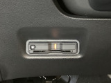 ハンドルの左下にETCがついています。高速道路の料金所の通過も楽々です。 カードの取り出しもしやすい場所についています。