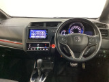 車内は光触媒抗菌消臭施工済です。スタイリッシュなデザインでスポーティなインパネ周りを演出します。グローブボックスやカップホルダーのほかにトレーなどたくさんの収納スペースが付いています。