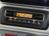 【オートエアコン】車内温度を感知して自動で温度調整をしてくれるのでいつでも快適な車内空間を創り上げます!どの席に座っても快適なドライブが楽しめます♪