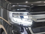 【LEDヘッドライト】省電力で、明るく遠くまで照らし、夜道や雨天などの走行の際、安心感を高めます。オートライト機構で周囲の明るさを感知し、自動で点灯、消灯します。