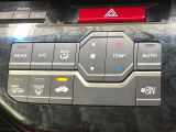【オートエアコン】一度お好みの温度に設定すれば、車内の温度を検知し風量や温度を自動で調整。暑い&hellip;寒い&hellip;と何度もスイッチ操作をする必要はありません。快適な車内空間には必須の機能ですね♪