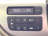 【オートエアコン】一度お好みの温度に設定すれば、車内の温度を検知し風量や温度を自動で調整。暑い&hellip;寒い&hellip;と何度もスイッチ操作をする必要はありません。快適な車内空間には必須の機能ですね♪