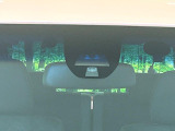 【シティブレーキアクティブシステム】低速走行中に前方の車両等を認識し、衝突しそうな時は警報とブレーキで衝突回避と被害軽減をアシスト。より安全にドライブをお楽しみいただけます。