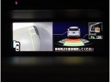 後退時、衝突の可能性がある場合は、段階的に注意を喚起。回避操作がない場合はブレーキ制御を行い、衝突回避をサポートする後退時ブレーキアシスト付です!