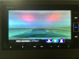 【バックカメラ】運転が苦手な方も車庫入れラクラクです!ギアをリバースに入れれば自動的に切り換わりますので、面倒な操作は不要です♪狭い駐車場もお車を傷つけず安心ですね!