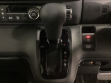 CVT車のセレクトレバーです。低速から高速まで、変速ショックのないスムーズな走りと、エンジン効率のよい領域を維持して燃費にも貢献します。サイドブレーキはスイッチ操作の電子制御パーキングブレーキです。