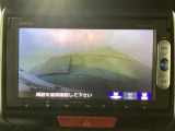 【バックカメラ】運転が苦手な方も車庫入れラクラクです!ギアをリバースに入れれば自動的に切り換わりますので、面倒な操作は不要です♪狭い駐車場もお車を傷つけず安心ですね!