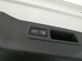 ワンタッチでバックドアが開閉。重たいバックドアも力いらずで開閉できる便利なパワーバックドア付きです!