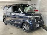 車幅いっぱいに伸びたフロントアクセサリLEDがボディーのワイド感を強調