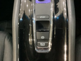 セレクトレバーの下に電子制御パーキングブレーキがあります。スイッチひとつで、停車した地点の傾斜などをシステムが検知・判断してブレーキ力を自動的に最適制御し、しっかり停車できるパーキングシステムです。