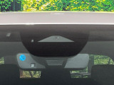 【スマートブレーキサポート】走行中に前方の車両等を認識し、衝突しそうな時は警報とブレーキで衝突回避と被害軽減をアシスト。より安全にドライブをお楽しみいただけます。