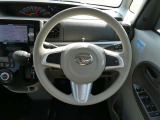 ダイハツのロゴが輝くハンドル周りです!中古車ですので多少のスレはございますが、全体的にキレイなハンドル周りとなっています。