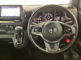 【ハンドル】運転にかかわる様々な操作を安全に行えるように視点移動が少なく操作性に配慮されたスイッチ類が凝縮されたコックピットです。