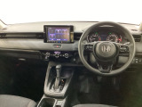 車内は光触媒抗菌消臭施工済です。インパネ周りはスタイリッシュなデザインです。グローブボックスやカップホルダーのほかにトレーなどたくさんの収納スペースが付いています。