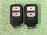 スマートキーを装備しています。鍵を差し込むことなくドアロックの開け閉めと、スタートボタン操作でのエンジンスタートができます。スペアキーも同じものを用意しております。