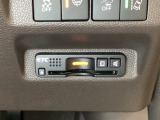 ハンドルの右下にETCがついています。高速道路の料金所の通過も楽々です!。 カードの取り出しもしやすい場所についています。