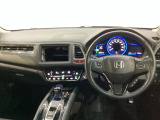 車内は光触媒抗菌消臭施工済です。スタイリッシュなデザインでスポーティなインパネ周りを演出します。グローブボックスやカップホルダーのほかにトレーなどたくさんの収納スペースが付いています。