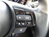 Hondaセンシングの機能のひとつ、アダプティブクルーズコントロール付!アクセルから足を離しても設定したスピードと前車との車間を保ち走行してくれます!車線維持もアシスト☆高速道路で疲労軽減ですね☆