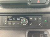 運転席と助手席はシートヒーター装備!エアコンに比べて暖まるスピードが速いので冬でも快適に過ごせます。冷え症で悩まれている方にも◎また、エアコンに比べて車内の空気が乾燥しにくいのも、嬉しいポイントです!