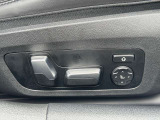 運転席メモリー付きフロント電動シート装備。