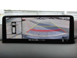 車両の前後左右にある4つのカメラを合成することで、まるでご自身のクルマを空から見ているような俯瞰での映像を映し出してくれます。バック時ももちろんのこと、前進時に視界の悪い交差点でも役に立ちますね。