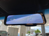 【デジタルインナーミラー】後席の大きな荷物や同乗者で後方が確認しづらい時でも安心!カメラが撮影した車両後方の映像をルームミラー内に表示。クリアな視界で状況の確認が可能です!