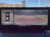 狭い場所での駐車やすれ違いなどでより的確な運転操作に役立つ360&deg;ビューモニターが装備されています。