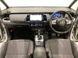 車内は光触媒抗菌消臭施工済です。インパネ周りはスタイリッシュなデザインです。グローブボックスやカップホルダーのほかにトレーなどたくさんの収納スペースが付いています。