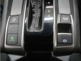 電子制御パーキングブレーキ搭載で指一本で簡単に操作することができます。さらに停車中に、ブレーキペダルを踏み続けなくても、自動的にブレーキを保持する機能である、オートマチックブレーキホールド付きです。