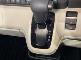 自然に手が届く距離に配置されたシフトレバー。