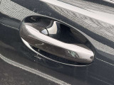 シートヒーターはエアコンより温まるのが早く、寒い日の運転には欠かせない装備です。3段階の温度調節ができ、快適な温度でドライブいただけます。