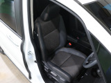 程よい硬さとホールド性が高いシートで長時間運転も快適です。