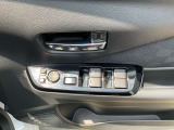 パワーウィンドウとなっています。運転席はオートになっているのでワンタッチ開閉することが出来ます。