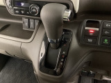 CVT車のセレクトレバーです。低速から高速まで、変速ショックのないスムーズな走りと、エンジン効率のよい領域を維持して燃費にも貢献します。サイドブレーキはスイッチ操作の電子制御パーキングブレーキです。