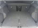奥行きの広いトランクルームは荷物を固定するためのフックや12V電源を備えるなど、使い勝手にも配慮されています。