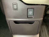 アクセサリーソケットはUSBのアダプターなどをつければ、スマホの充電にも使えます。周辺には物が置けるボックスがついています。