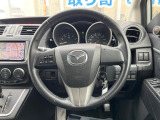 インテリアに合わせたデザインのステアリングは、運転される方のことも考え、運転しやすい形状、大きさです。是非一度、実際に触ってお確かめください。