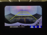 【バックカメラ】運転が苦手な方も車庫入れラクラクです!ギアをリバースに入れれば自動的に切り換わりますので、面倒な操作は不要です♪狭い駐車場もお車を傷つけず安心ですね!