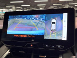 【パノラミックビューモニター】専用のカメラにより、上から見下ろしたような視点で360度クルマの周囲を確認することができます☆死角部分も確認しやすく、狭い場所での切り返しや駐車もスムーズに行えます。