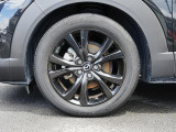 18インチ純正アルミホイールを装備。タイヤサイズは215/55R18となります。