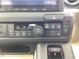 エアコンも勿論オートエアコン☆なんと!運転席にはシートヒーターが付いております!