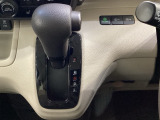 CVT車のセレクトレバーです。低速から高速まで、変速ショックのないスムーズな走りを実現するとともに、エンジン効率のよい領域を維持することで燃費にも貢献します。