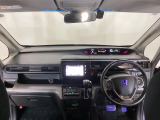 ドライバーを包み込むように、ディスプレーやスイッチ、コンソールを配置。座った瞬間から運転への期待が。空間そのものの心地よさにこだわっています。
