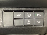 Hondaセンシング用の、VSA(ABS+TCS+横滑り抑制)解除と路外逸脱抑制機能のオンオフスイッチなどはハンドルの右側に装備しています。